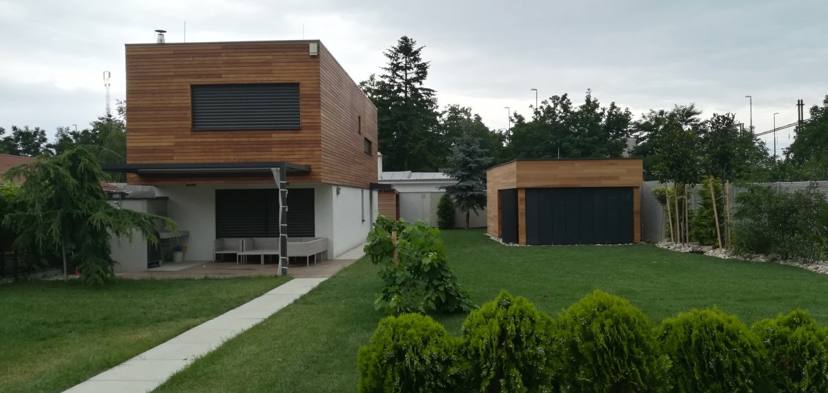 RD Vajnory, skladacie okenice GRIESSER